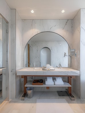 Hårføner og håndklær