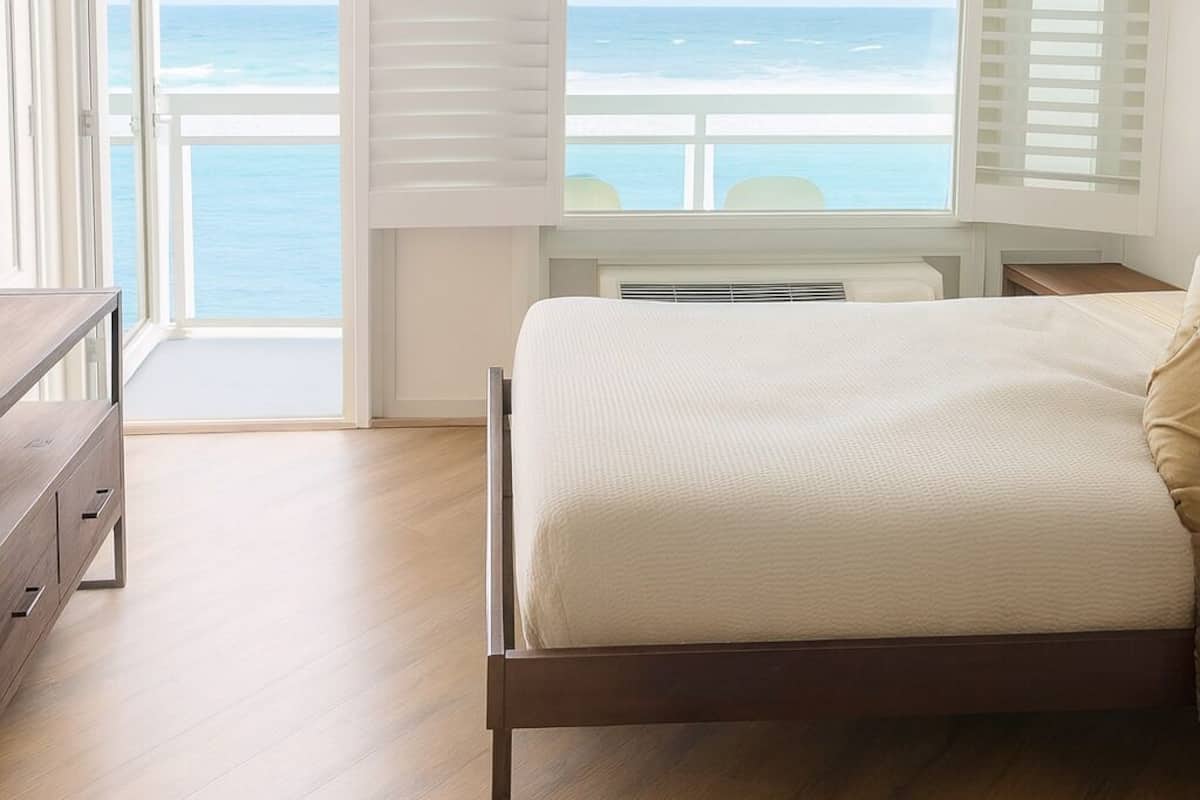 Studio, balcon, vue mer | Espace de travail pour ordinateur portable, fer et planche à repasser