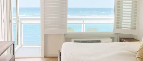 Estúdio, sacada, vista para o mar | Espaço de trabalho para notebook, ferros/tábuas de passar roupa