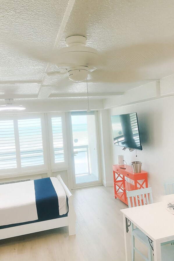 Studio, balcon, vue mer | Espace de travail pour ordinateur portable, fer et planche à repasser