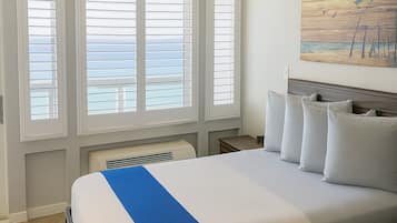 Estudio, balcón, vista al mar | Espacio para trabajar con laptop y tabla de planchar con plancha