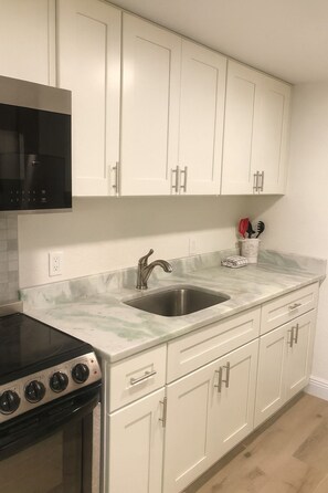 Studio, balcon, vue mer | Cuisine privée | Grand réfrigérateur, micro-ondes, four, plaque de cuisson