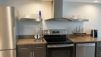 Studio, balcon, vue mer | Cuisine privée | Grand réfrigérateur, micro-ondes, four, plaque de cuisson