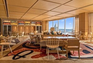 Dining - High-End Stay in 4 Units w/ Marble Bath & Prime Downtown Location Near Top Spots (Seattle)