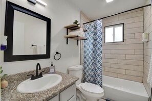Secadora de cabello, toallas, jabón, papel de baño