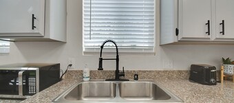 Quiet 2BR Apartment Near Downtown & Amphitheatre
