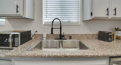 Quiet 2BR Apartment Near Downtown & Amphitheatre