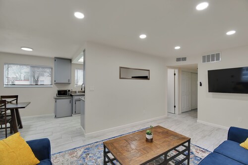 Quiet 2BR Apartment Near Downtown & Amphitheatre