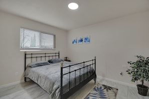 2 bedrooms, iron/ironing board, internet, bed sheets