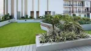 Un bâtiment moderne doté d’un toit plat, de grandes fenêtres et d’une pelouse bien entretenue.