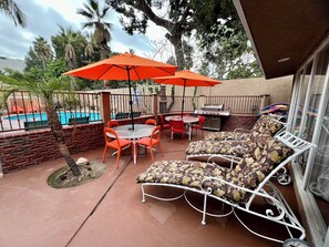 Outdoor dining - Disney's "Casa de Encanto" - Short Walk to Disney with Central A/C, Pool & Spa! (Anaheim)