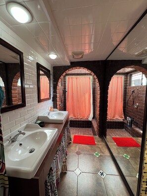 Hair dryer, towels, soap, shampoo - Disney's "Casa de Encanto" - Short Walk to Disney with Central A/C, Pool & Spa! (Anaheim)