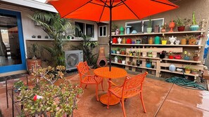 Outdoor dining - Disney's "Casa de Encanto" - Short Walk to Disney with Central A/C, Pool & Spa! (Anaheim)
