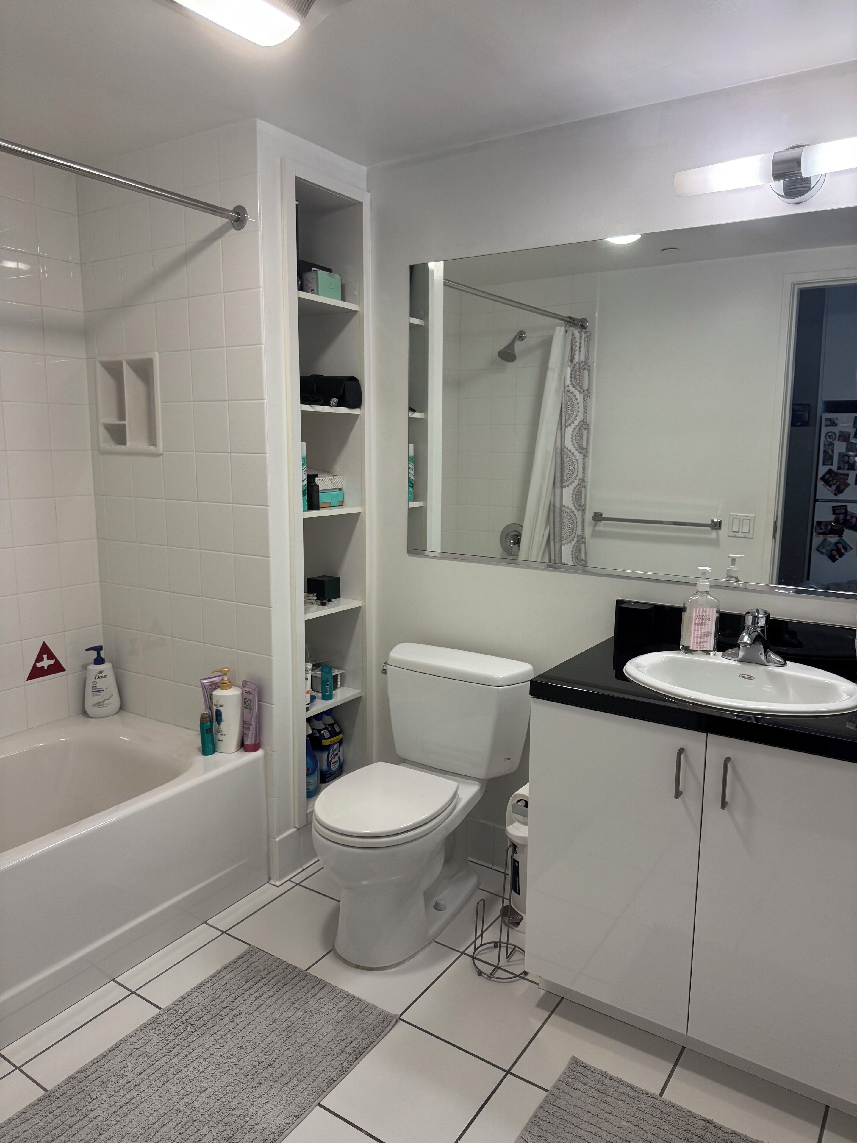 Séchoir à cheveux, serviettes fournies, savon, papier de toilette