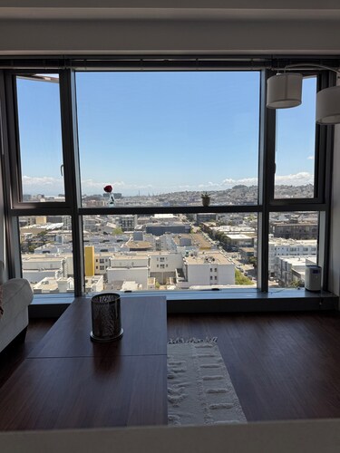 Stunning SF View – Luxe Condo in Secure Full-Amenity Building 1bedroom + Sofabed