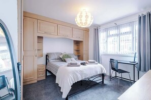3 bedrooms, iron/ironing board, free WiFi, bed sheets - 3BR Salford Home | Sleeps 7 | Driveway | Workspace (Greater Manchester)