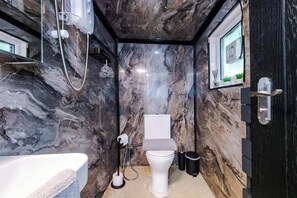Shower, hair dryer, shampoo - 3BR Salford Home | Sleeps 7 | Driveway | Workspace (Greater Manchester)