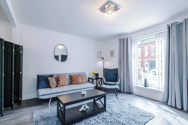TV, offices - 3BR Salford Home | Sleeps 7 | Driveway | Workspace (Greater Manchester)