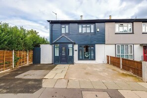 Exterior - 3BR Salford Home | Sleeps 7 | Driveway | Workspace (Greater Manchester)