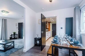 Dining - 3BR Salford Home | Sleeps 7 | Driveway | Workspace (Greater Manchester)