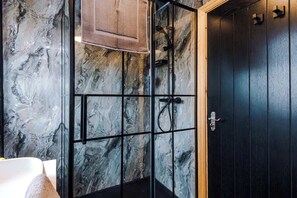Dusche, Haartrockner, Shampoo