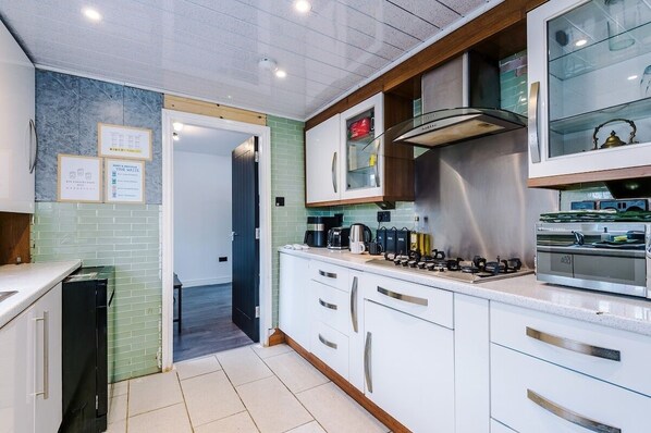 Fridge, microwave, oven, stovetop