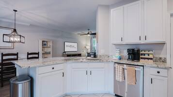 Rumah, Beberapa Tempat Tidur, patio, pemandangan kebun (Lowcountry Lodge) | Dapur pribadi | Lemari es, microwave, oven, dan kompor