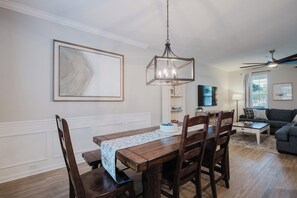 Nhà, nhiều giường, sân hiên, quang cảnh vườn (Lowcountry Lodge) | Khu ăn uống