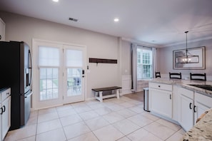 House, Multiple Beds, Patio, Garden View (Lowcountry Lodge) | Private kitchen | Fridge, microwave, oven, stovetop