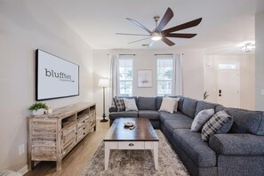 Nhà, nhiều giường, sân hiên, quang cảnh vườn (Lowcountry Lodge) | Khu phòng khách | TV màn hình phẳng 42-inch có truyền hình kỹ thuật số 