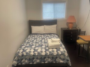 1 bedroom, iron/ironing board, Internet, bed sheets - 10 minutes  to Merritt Golf and Country Club with Mountain view. (Merritt)