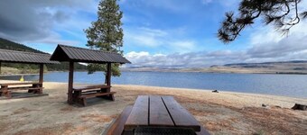 10 minutes  to Merritt Golf and Country Club with Mountain view.