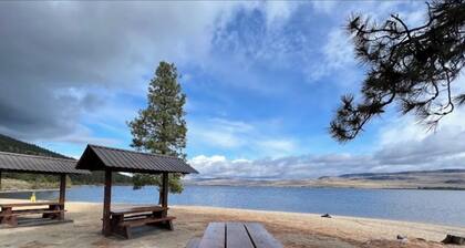 10 minutes to Merritt Golf and Country Club with Mountain view.