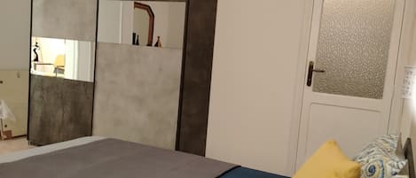 2 chambres, fer et planche à repasser, draps fournis