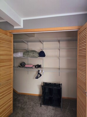 Interior - New- Clean, Cozy & Convenient 2BR 3BED Home. (Fairbanks)