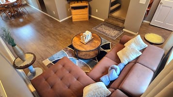 Smart TV, chimenea, videojuegos y libros