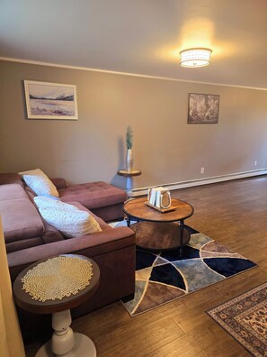Smart TV, fireplace, video games, books - New- Clean, Cozy & Convenient 2BR 3BED Home. (Fairbanks)