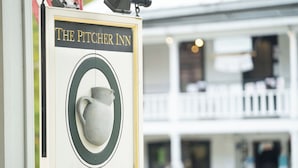 Une enseigne pour l’hôtel The Pitcher Inn, avec un symbole représentant un pichet.