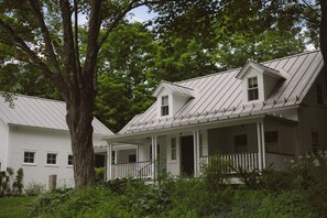 Exterior - Warren Village home steps from bubbling brook (Warren)