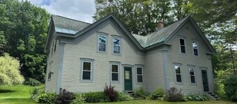 Quaint Vermont farmhouse in Warren Village