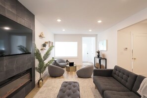 Fernseher, Kamin, Tischfußball, Bücher