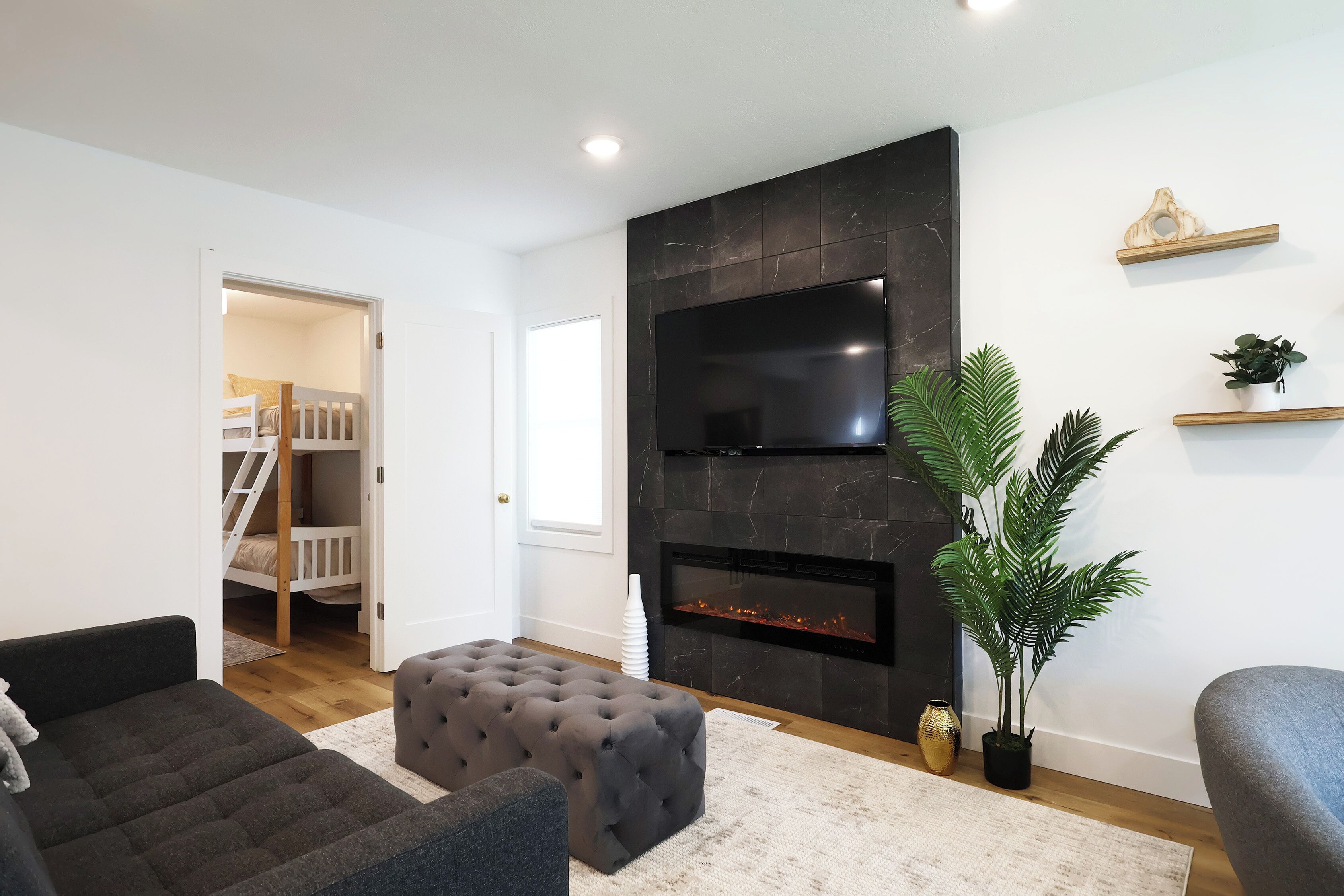 Télévision, cheminée, baby-foot, livres