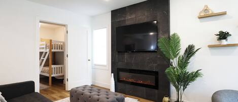 TV, lareira, pebolim, livros