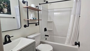 タオル、石鹸、トイレットペーパー