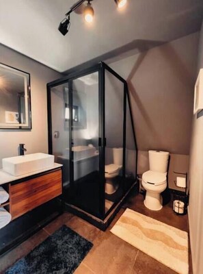 Toalhas de banho, sabonete, papel higiênico 