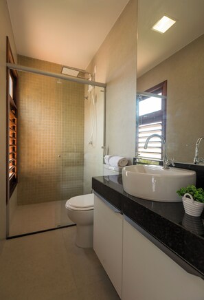 Douche, séchoir à cheveux, bidet, serviettes fournies