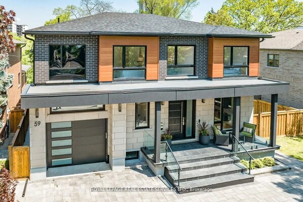 Exterior - Luxury Executive Home close to Golf Course (Toronto)