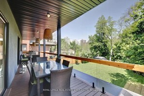 Outdoor dining - Luxury Executive Home close to Golf Course (Toronto)