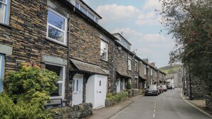 Une rangée de maisons en pierre bordant une rue étroite.