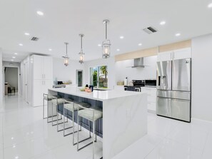 ثلاجة، ميكروويف، فرن، موقد طهي مسطح